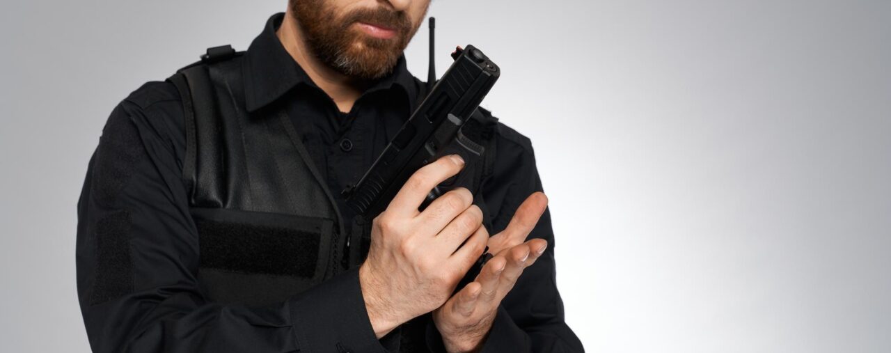 Agente de segurança armado - capa