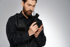 Agente de segurança armado - capa